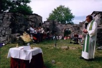 Gudsteneste inne i kirkeruinene -
 A service in the old church ruins.