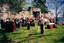 Skolegudstjeneste p Hyden -
 School's end of term service in the church ruins.